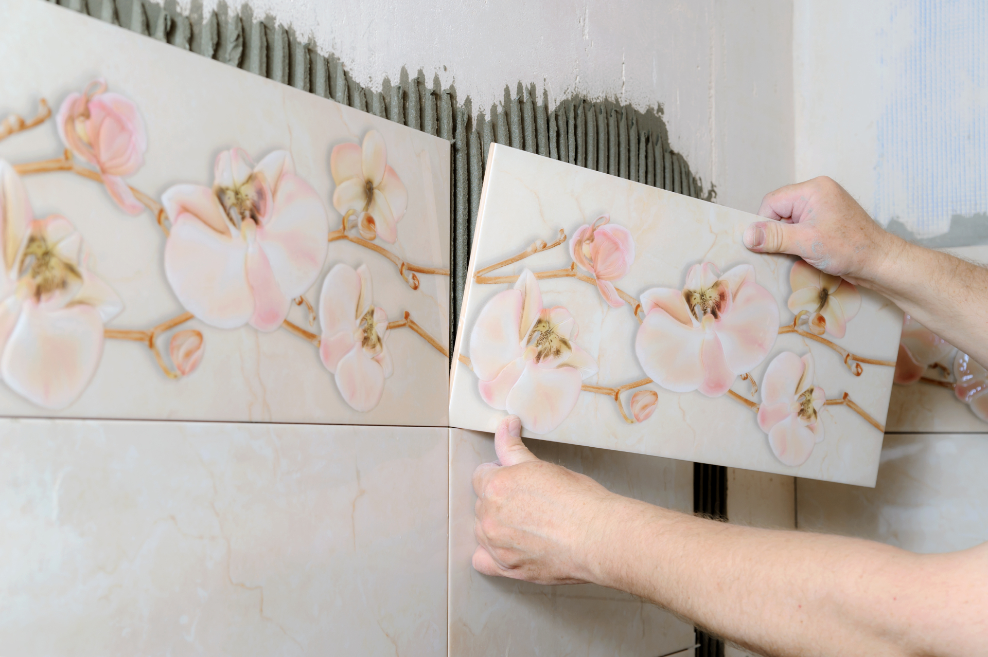 mains-carreleurs-installent-carreau-ceramique (1)